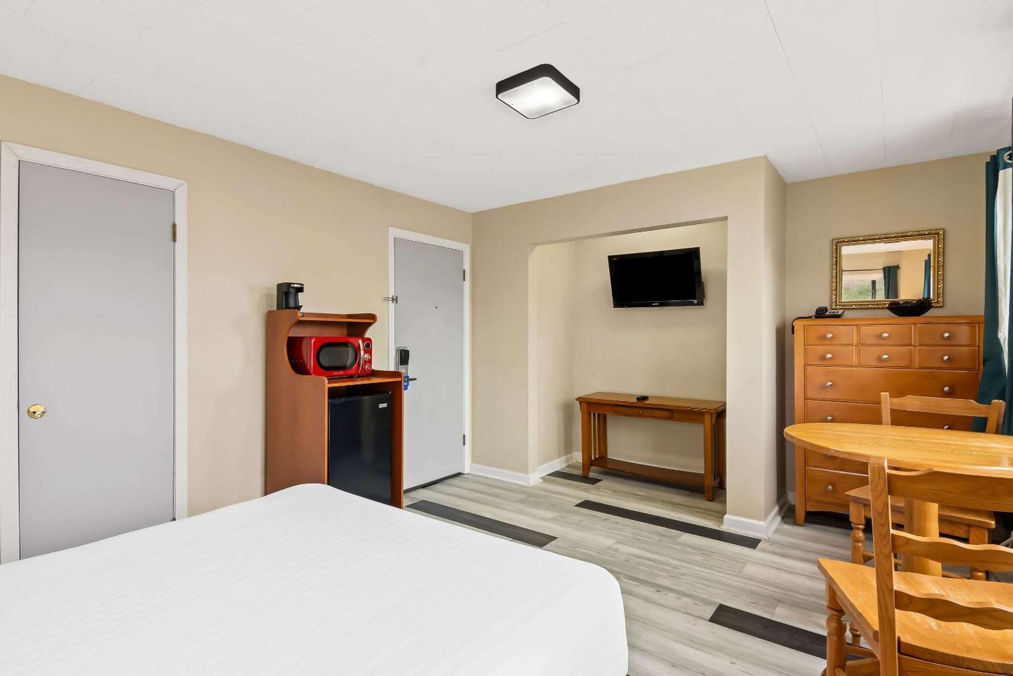Rodeway Inn Formerly Camp Inn Lodge Oscoda Екстер'єр фото