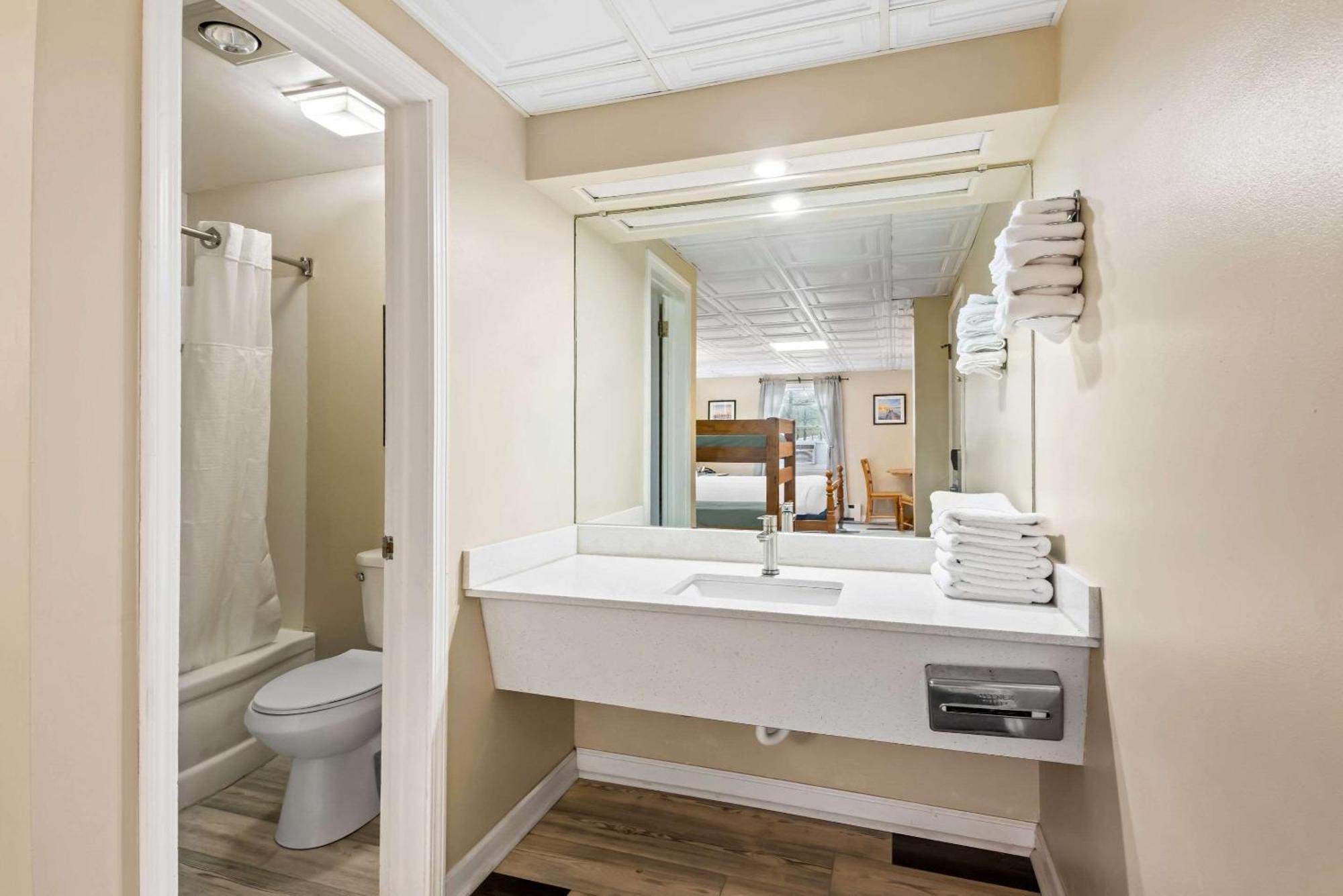 Rodeway Inn Formerly Camp Inn Lodge Oscoda Екстер'єр фото