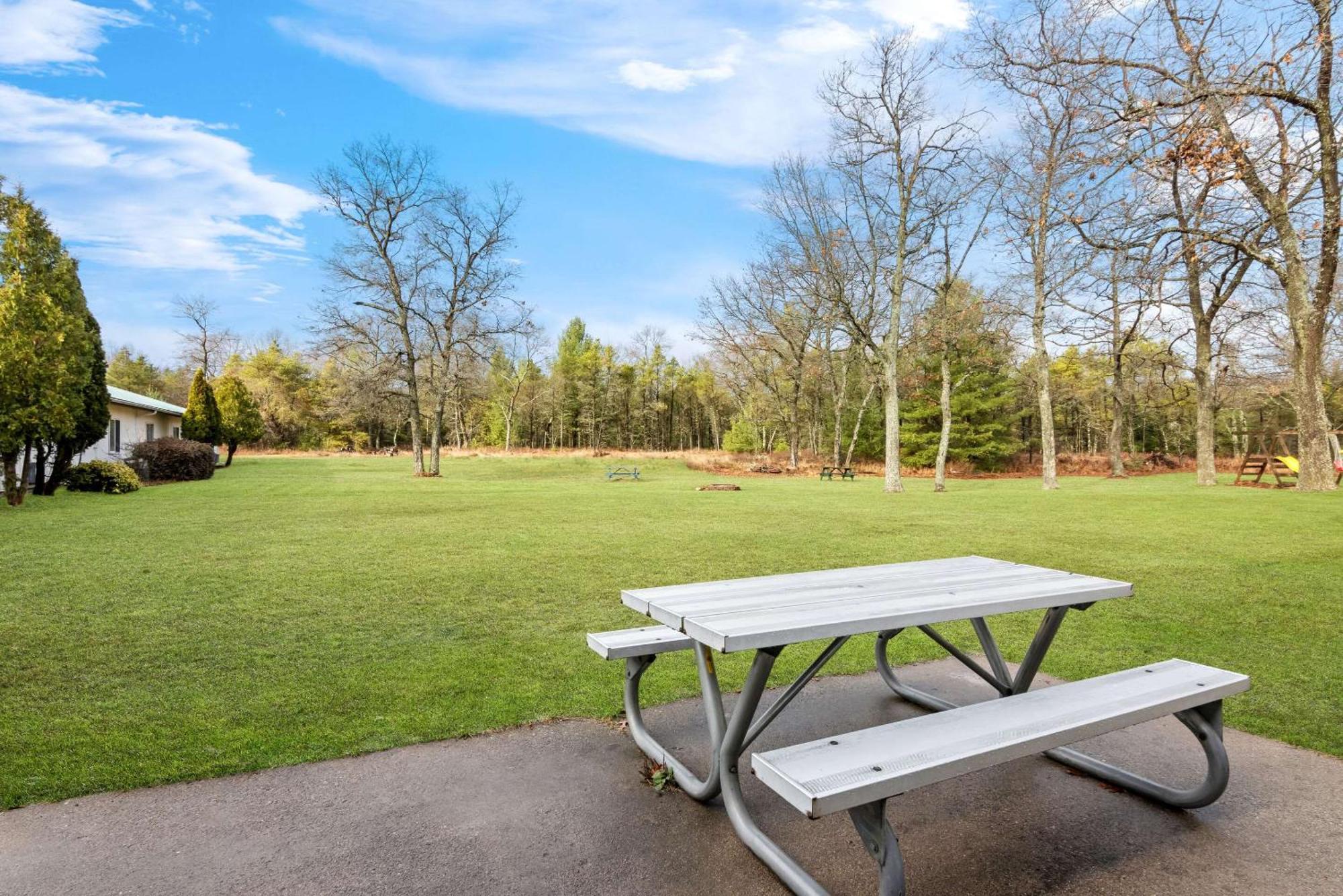 Rodeway Inn Formerly Camp Inn Lodge Oscoda Екстер'єр фото